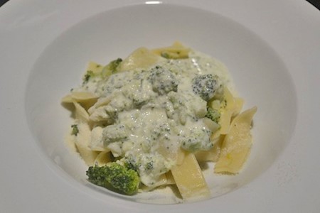 Bandnudeln in Gorgonzola Brokkolisauce