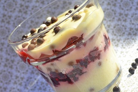 Beschwipstes Schichtdessert mit Quark und Waldbeeren