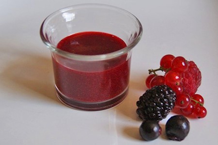 Coulis mit verschiedenen Beeren
