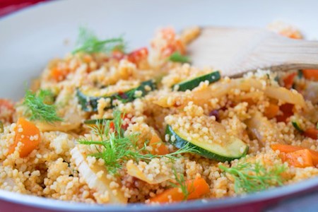 Couscous auf Harissa Gemüse