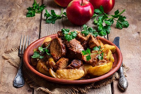 Fleisch mit Äpfeln aus dem Römertopf