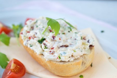 Frischkäsecreme mit Rosmarin und Tomate