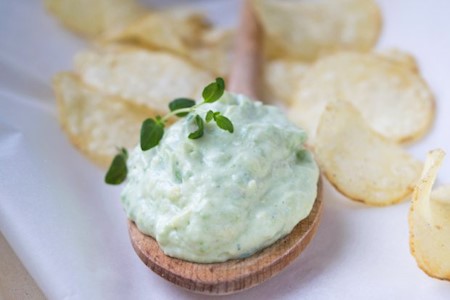 Gebackene Kartoffelchips mit Guacamole