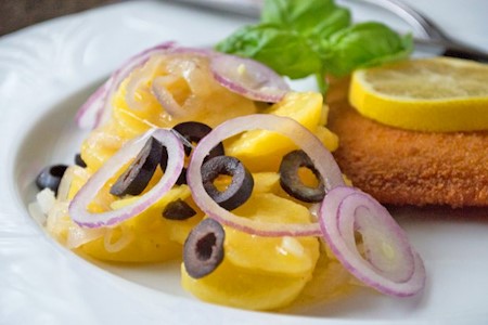 Gedünsteter Kartoffelsalat in Olivenöl
