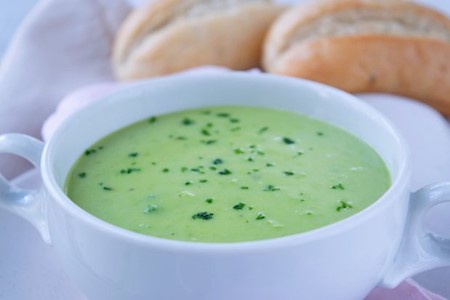 Grüne Erbsensuppe mit Minze