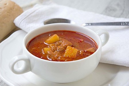 Gulaschsuppe mit Kartoffeln