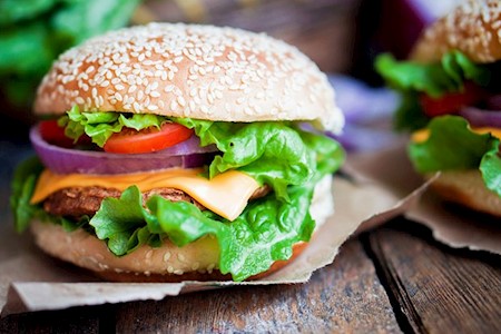 Hamburger mit geschmolzenem Käse