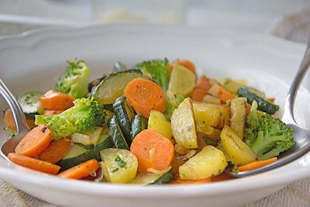 Knackiges Gemüse aus der Pfanne mit Kartoffeln