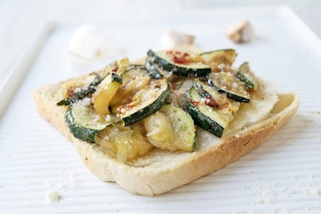Knoblauchtoastbrot mit Zucchini