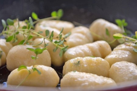 Knusprige Gnocchi an Buttersauce