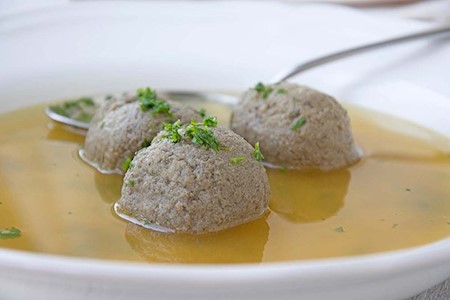 Leberknödelsuppe in Rindsbouillon