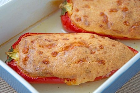 Mit Käse gefüllte Paprikaschoten