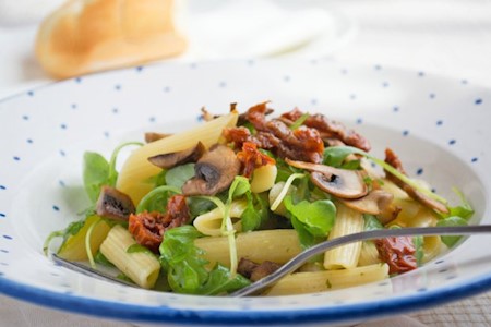 Nudelsalat mit Champignons