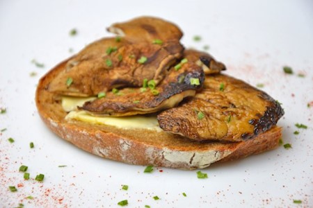 Pilze auf geröstetem Brot