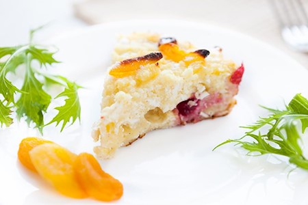 Quarkauflauf mit Obst und Sauce