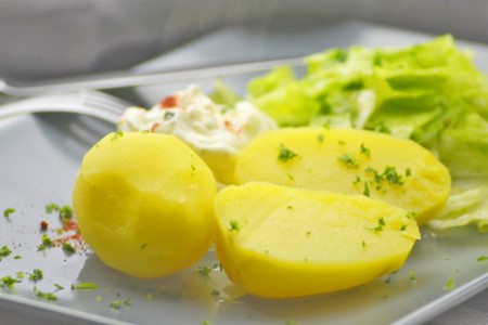Quarkcreme mit Zwiebeln über Gschwellti