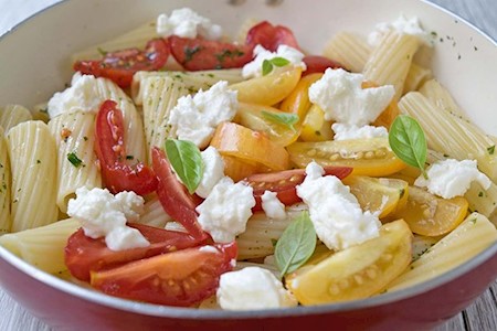 Rigatoni mit Feta und Datteltomaten