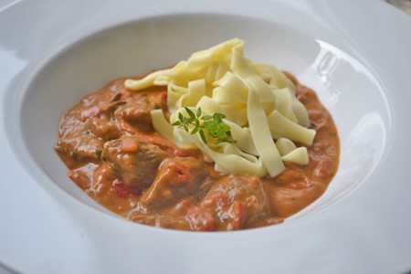 Rindsragout in Rotweinsauce