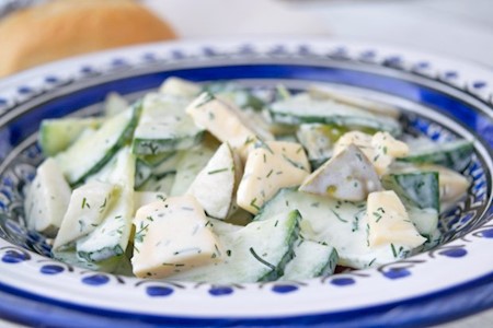Roher Käse Radieschen Gurken Salat