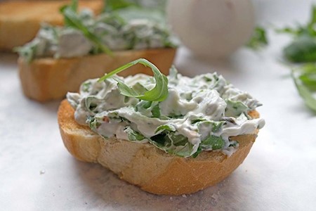 Rucolaquark auf knusprigem Brot