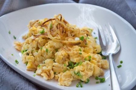 Rührei mit Zwiebeln