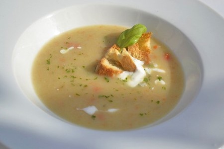 Schnelle Gemüsesuppe mit geröstetem Brot