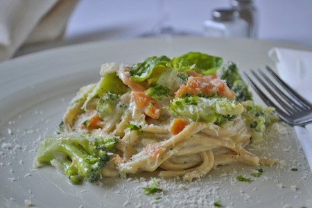 Spaghetti mit Brokkolirösli und Cremesauce