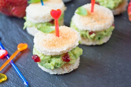 Verzierte Avocado Toastbrötchen