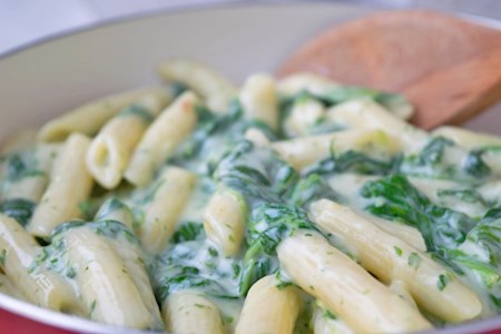 Volkorn Penne mit Spinat