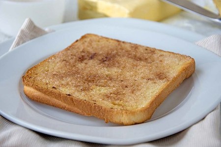 Schneller Vollkorntoast mit Zimt und Butter
