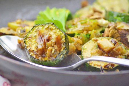Zucchetti mit Baumnuss Marinade